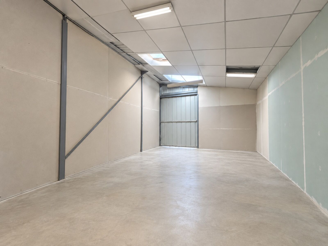 Photo 2 – location entrepôts / activités	PLOEREN (56880)