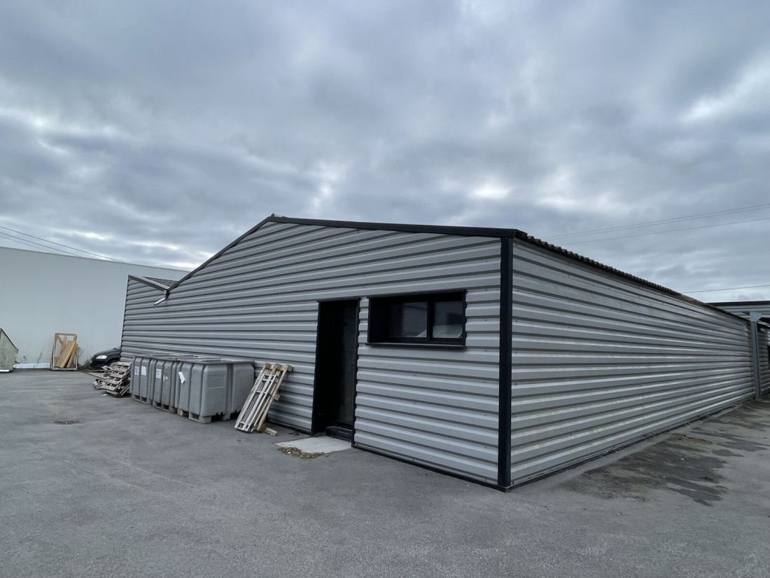 Photo 1 – location entrepôts / activités	PLOUGOUMELEN (56400)