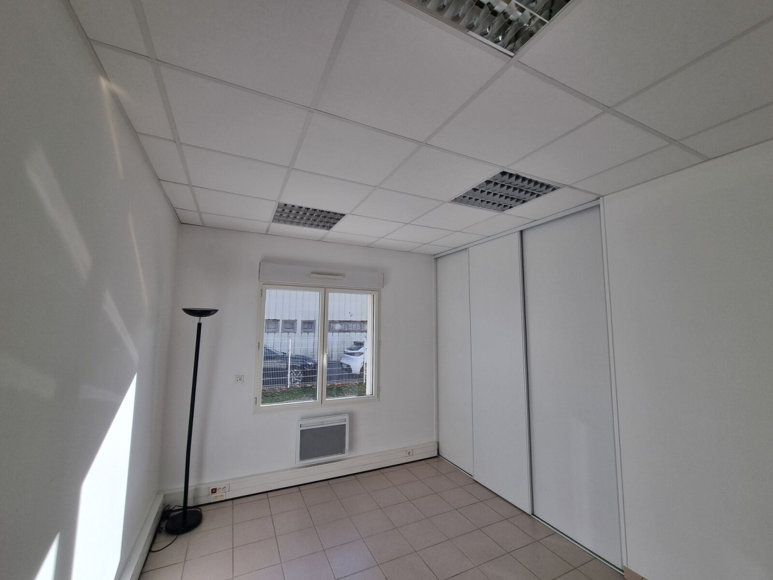 Photo 2 – vente bureaux	SAINTE LUCE SUR LOIRE (44980)