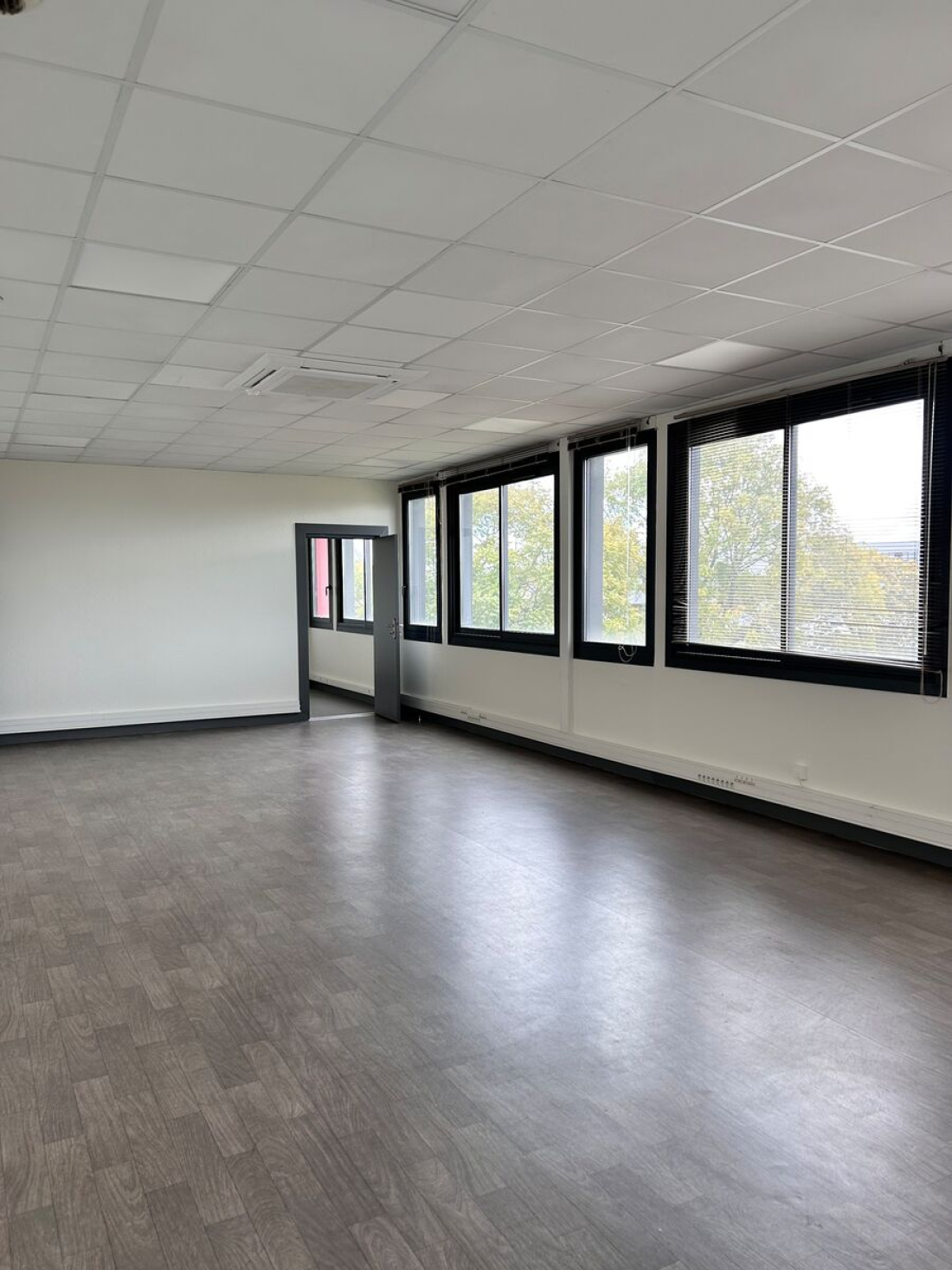 Photo 1 – location bureaux	LANESTER (56600)