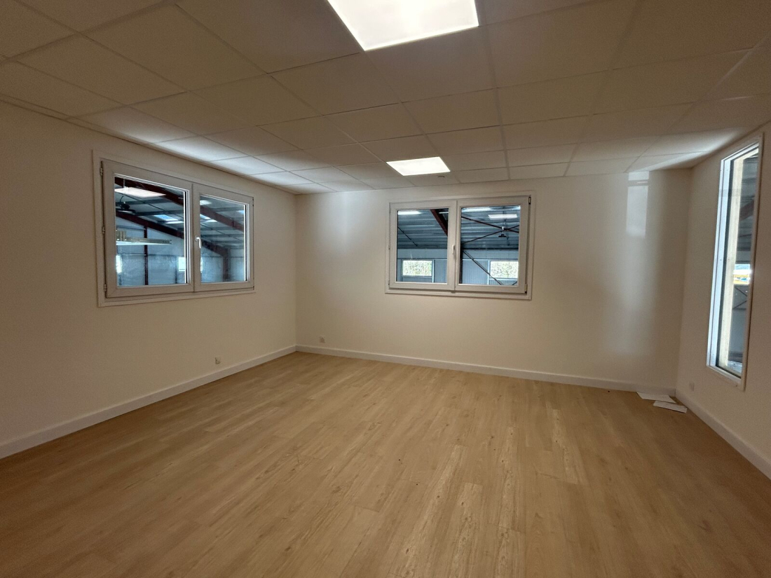 Photo 6 – location entrepôts / activités	BRECH (56400)