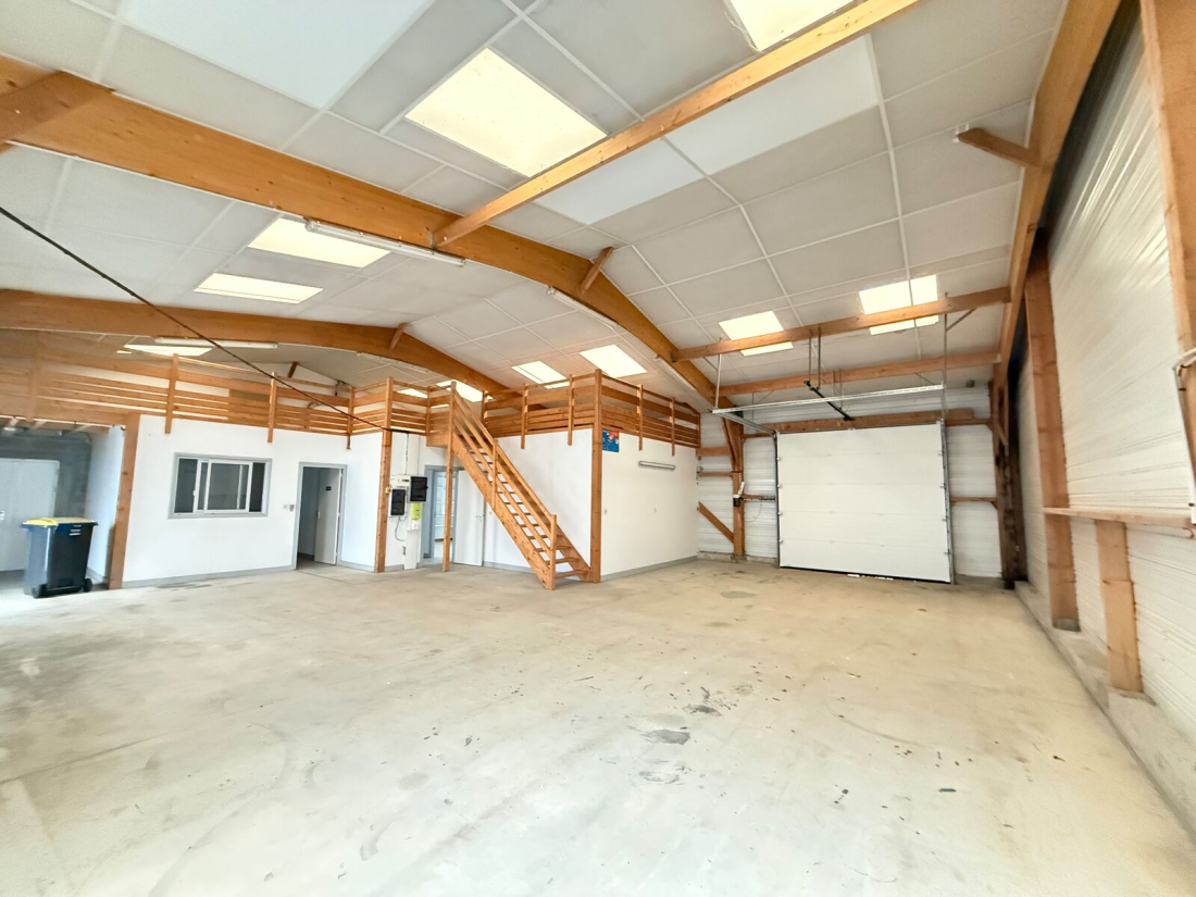 Photo 2 – location entrepôts / activités	SAINT NOLFF (56250)