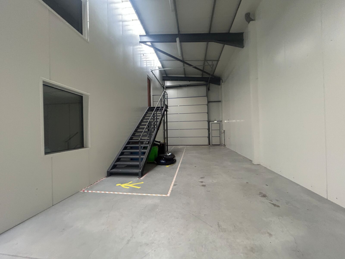 Photo 3 – location entrepôts / activités	CAUDAN (56850)