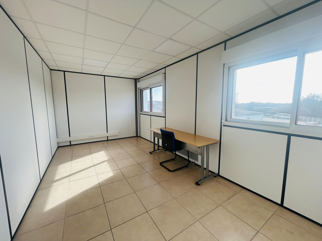 Photo 5 – location entrepôts / activités	CAUDAN (56850)