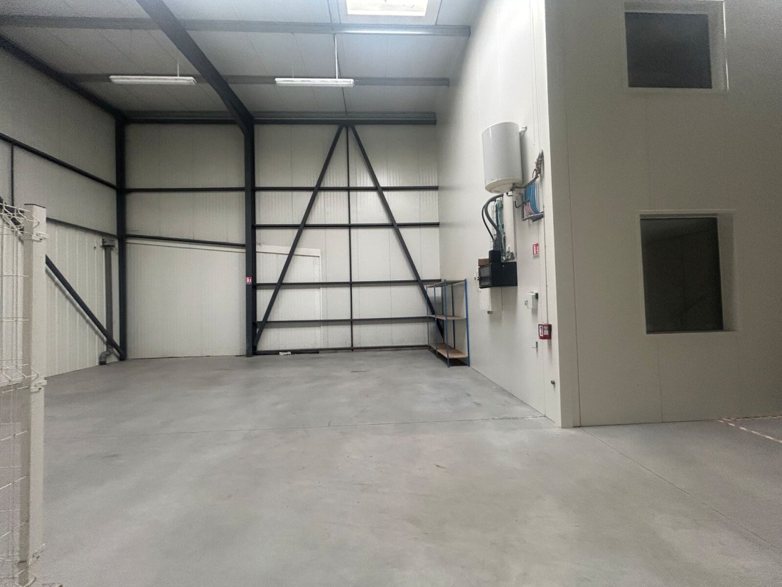 Photo 1 – location entrepôts / activités	CAUDAN (56850)