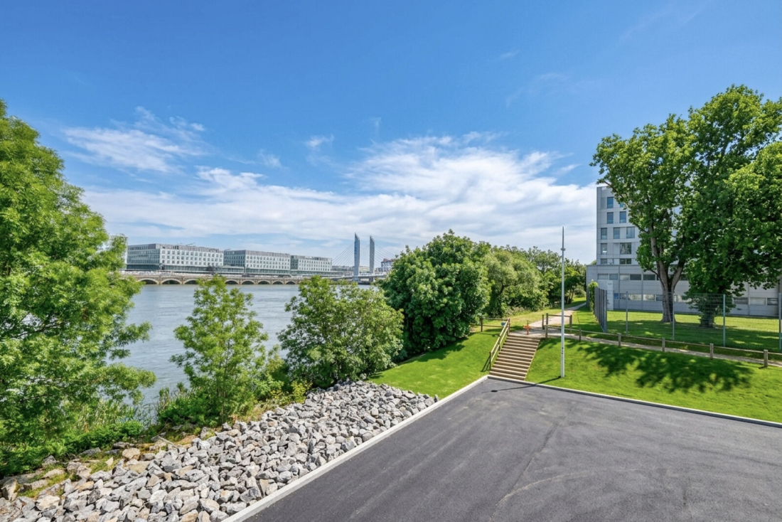 Photo 3 – location entrepôts / activités	REZE (44400)