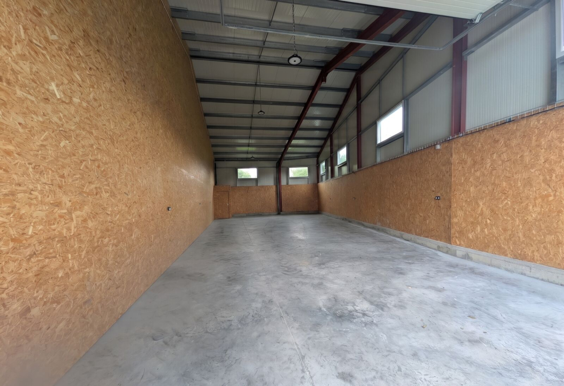 Photo 2 – location entrepôts / activités	BRECH (56400)