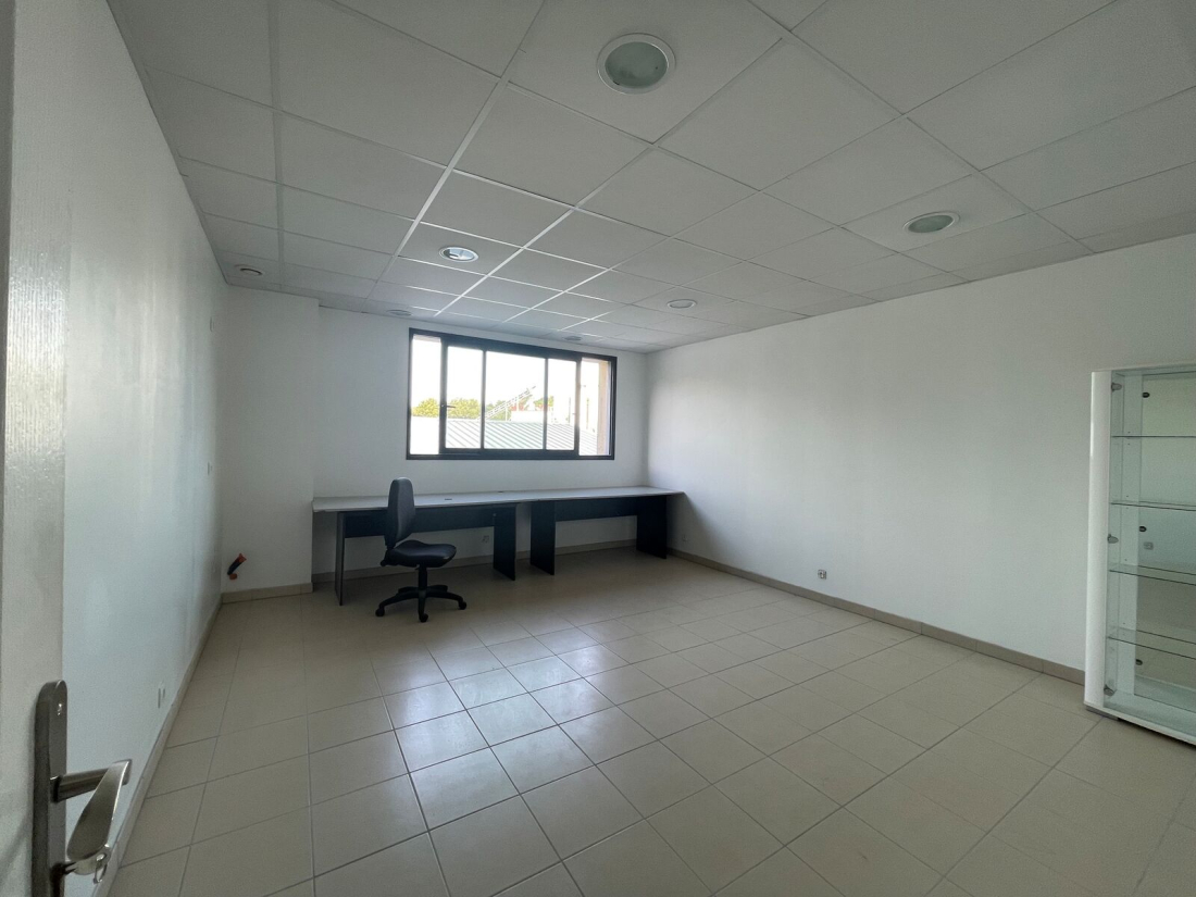 Photo 3 – location entrepôts / activités	CRACH (56950)