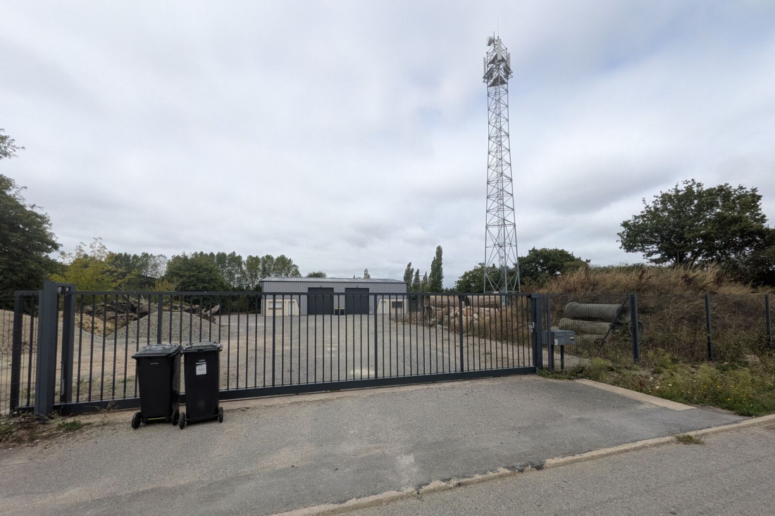 Photo 2 – location entrepôts / activités	SURZUR (56450)