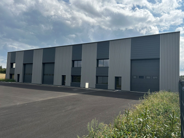 Photo 1 – location entrepôts / activités	LES HERBIERS (85500)