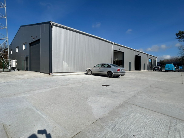 Photo 1 – location entrepôts / activités	BRECH (56400)