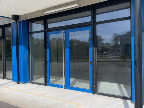 Photo 1 – location Local commercial	GRAND CHAMP (56390)