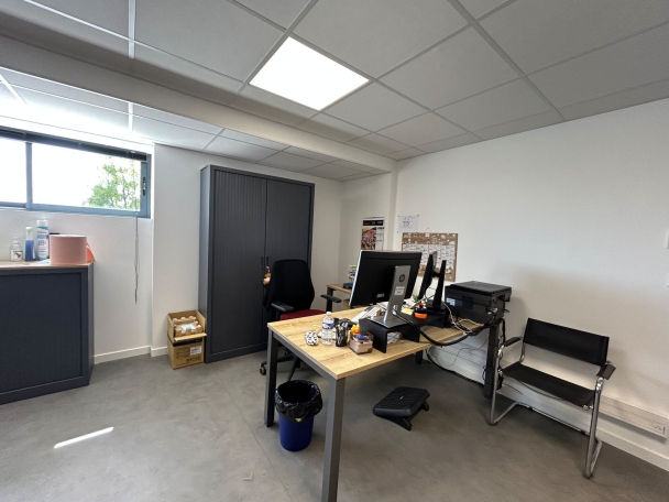 Photo 1 – vente entrepôts / activités	CAUDAN (56850)